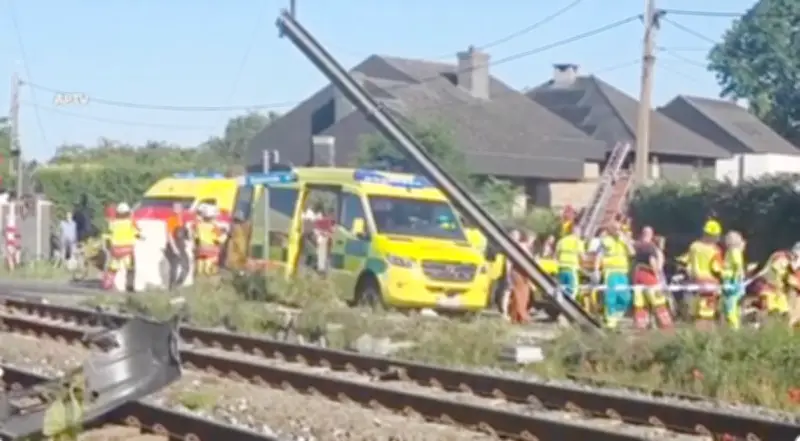 مقتل 4 في حادث تصادم حافلة مدرسية مع قطار في بلجيكا