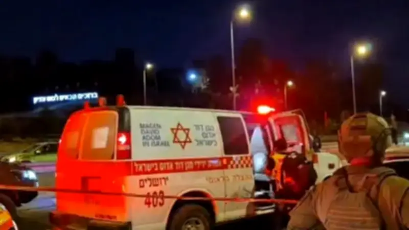 إصابة 4 إسرائيليين في عملية دهس بالخليل والجيش يشن حملة أمنية