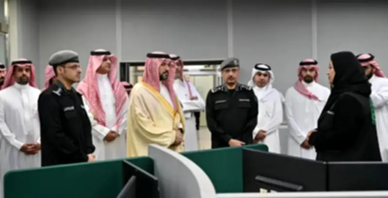 الحربي يزور مركز العمليات الأمنية الموحدة 911 بمكة ويطلع على خدماته
