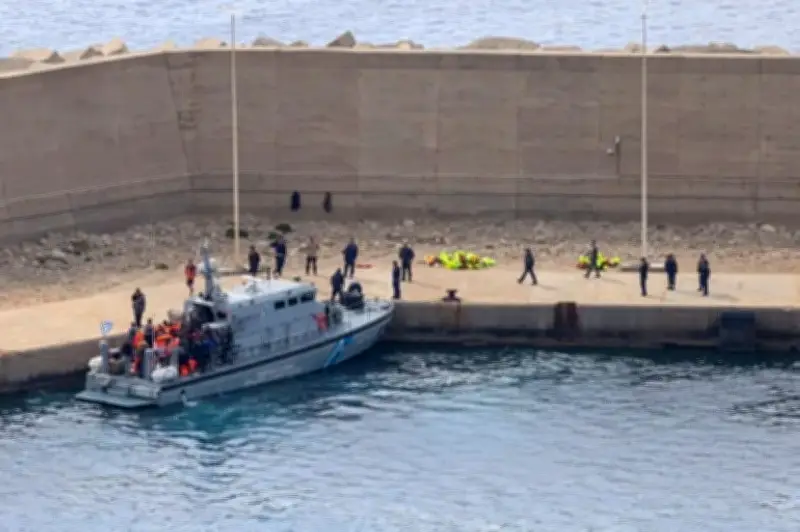 إسرائيل تفرج عن جميع ناشطي أسطول غزة باستثناء اثنين في اليونان