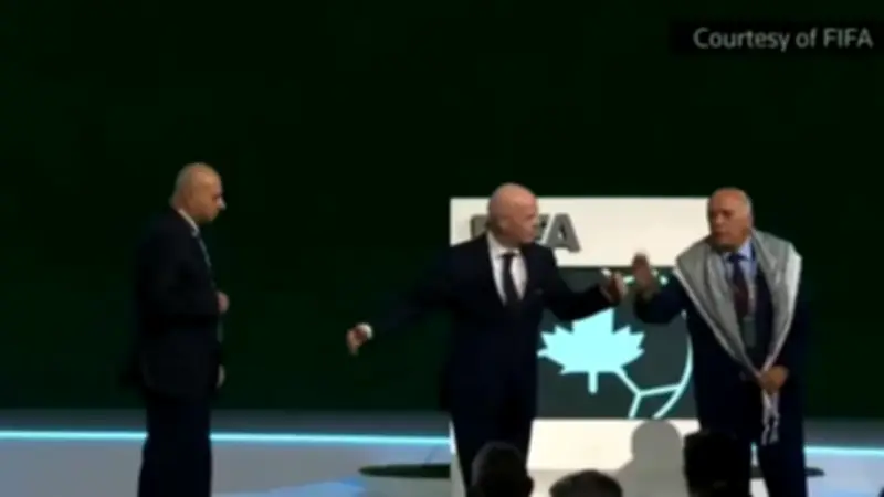 الرجوب يحرج إنفانتينو ويرفض مصافحة ممثل إسرائيل في مؤتمر الفيفا
