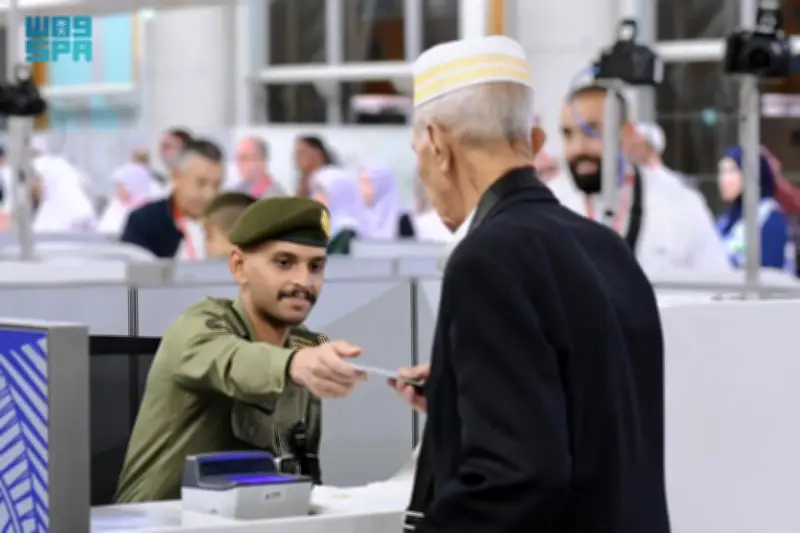 جوازات مطار المدينة المنورة تستقبل أولى رحلات حجاج أوزبكستان