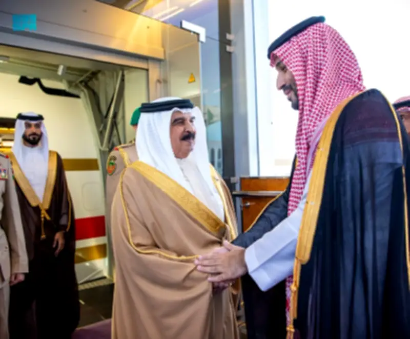 السعودية تدعم إجراءات البحرين الأمنية وتحذر من تهديدات السيادة
