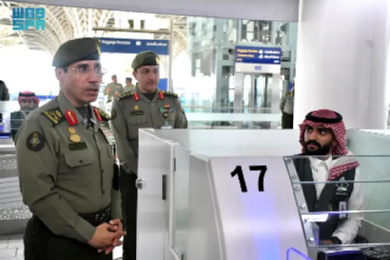 المربع يتفقد جوازات مطار المدينة ويوجه بمضاعفة جهود خدمة الحجاج