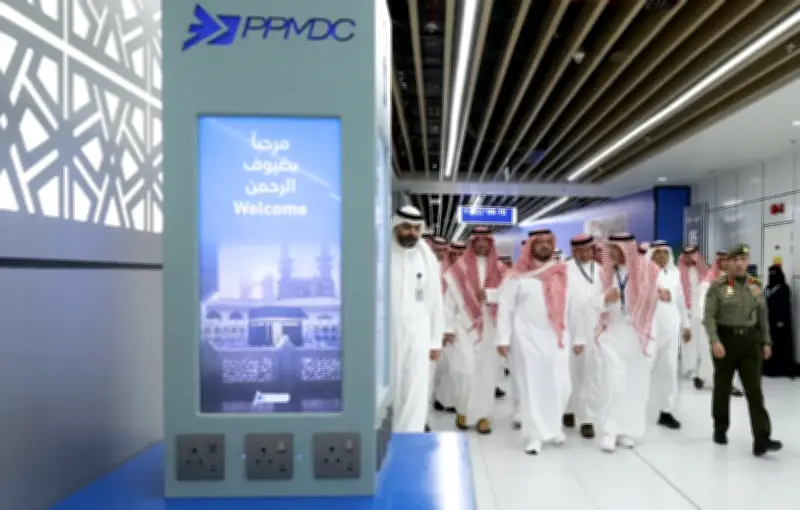 نائب أمير مكة يتفقد مجمع صالات الحج والعمرة بمطار الملك عبدالعزيز
