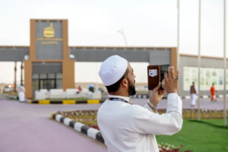 حجاج عراقيون يوثقون بالصور رحلة الاطمئنان والخدمات المتكاملة بمدينة الجوف