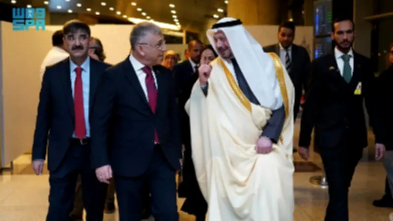 سفير السعودية يزور صالة مبادرة طريق مكة في مطار أنقرة