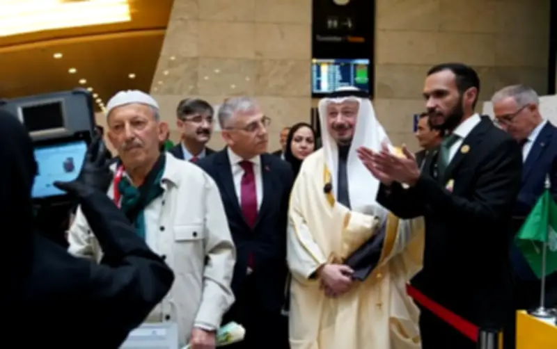 سفير السعودية يزور صالة مبادرة طريق مكة في مطار أنقرة