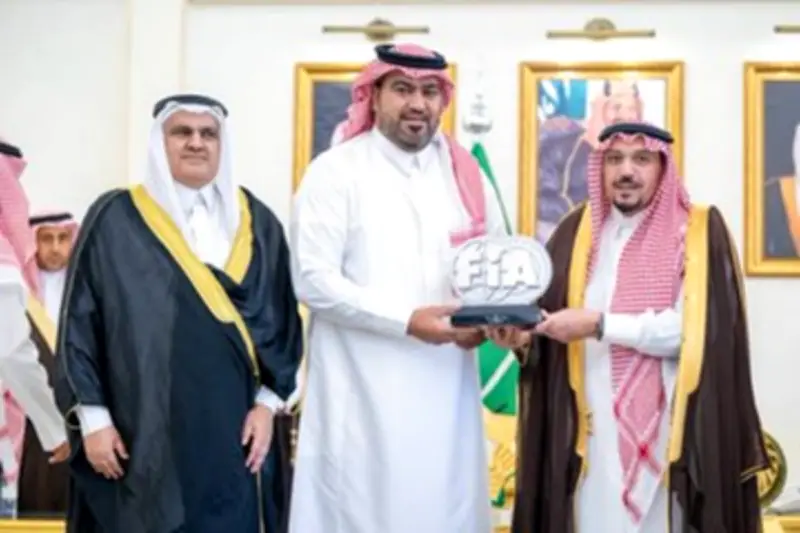 أمير القصيم يكرم بطل الراليات ماجد الثنيان بعد فوزه ببطولة العالم