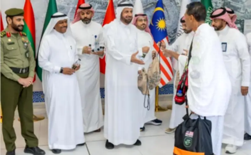 وزير الحج والعمرة يزور صالة مبادرة طريق مكة بمطار جدة ويستقبل حجاج ماليزيا