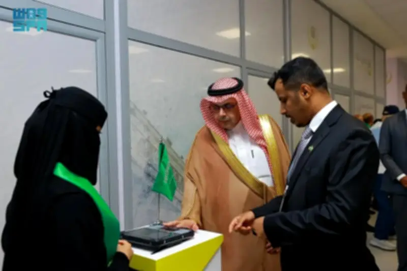 سفير السعودية يتفقد صالة مبادرة طريق مكة في مطار أبيدجان