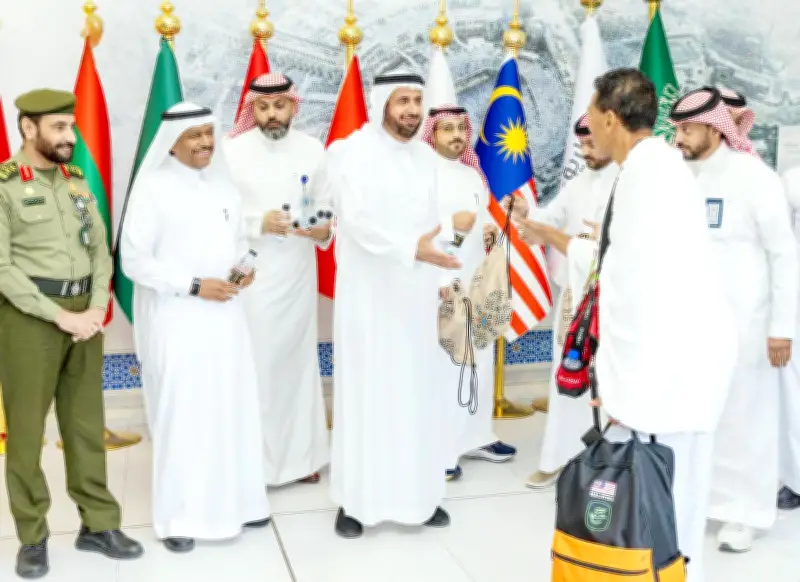وزير الحج يزور صالة مبادرة طريق مكة بمطار جدة ويوجه بتعزيز الخدمات