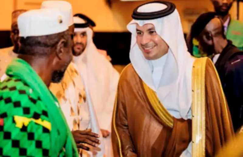 سفير المملكة يودع حجاج غينيا في مطار كوناكري استعداداً لموسم الحج