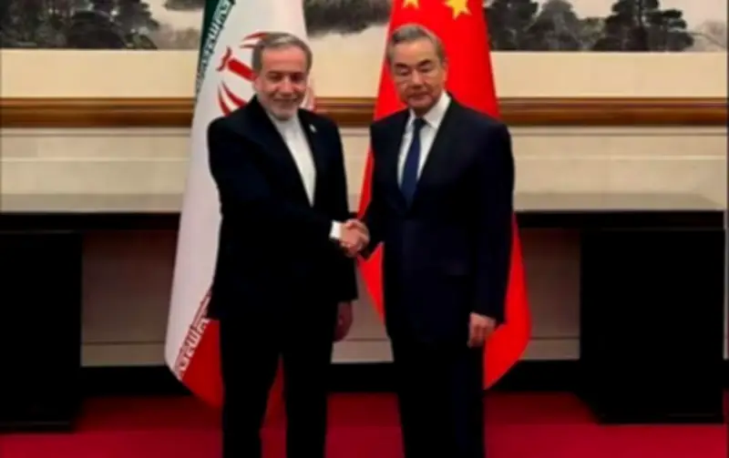 وزير الخارجية الإيراني يبحث مع نظيره الصيني في بكين اتفاقاً عادلاً وشاملاً
