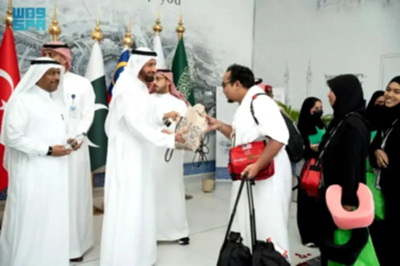 وزير الحج يتفقد إجراءات استقبال الحجاج في مطار جدة