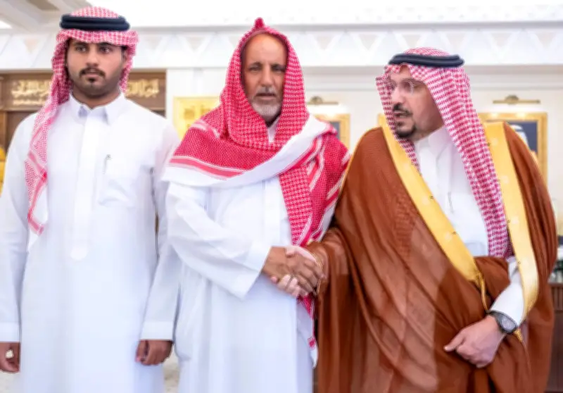 أمير القصيم يستقبل مواطناً تنازل عن قاتل ابنه بالخطأ ويشيد بموقفه النبيل