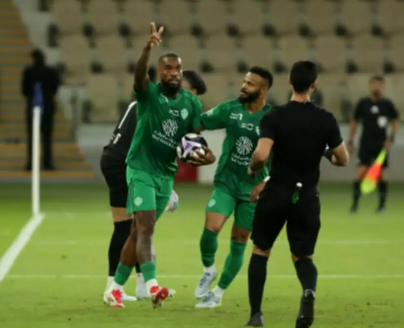 الأهلي يهزم الفتح بثلاثية في دوري روشن السعودي
