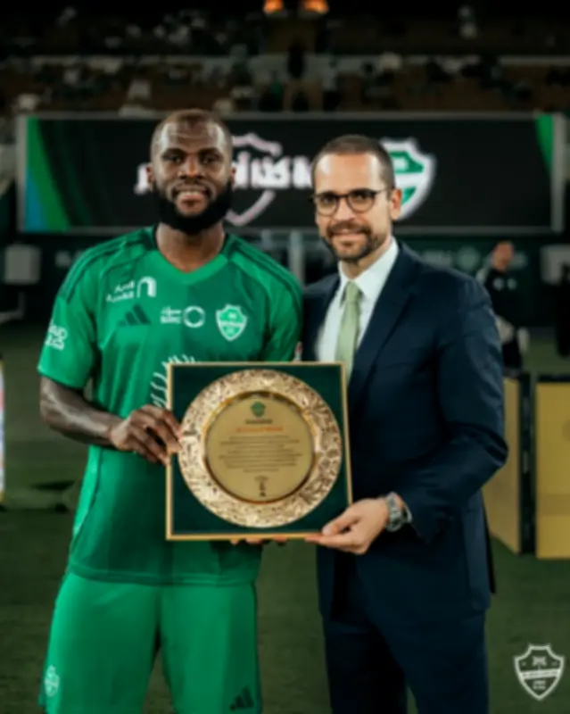 كيسيه يتسلم جائزة أفضل لاعب في دوري أبطال آسيا للنخبة