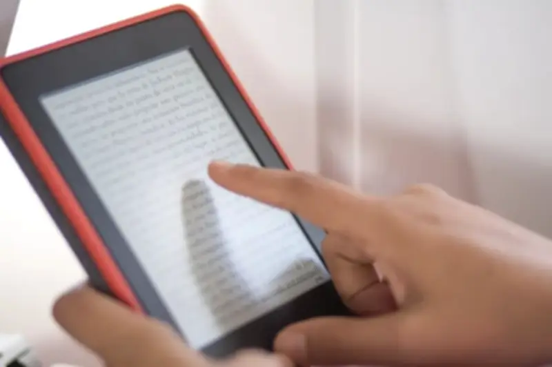 عودة السويد للكتب الورقية تثير الجدل حول تأثير الشاشات على التعلم