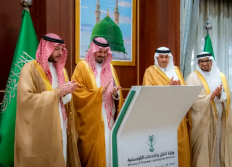 أمير المدينة المنورة يدشن حملة "طرق متميزة آمنة" لتعزيز سلامة الطرق
