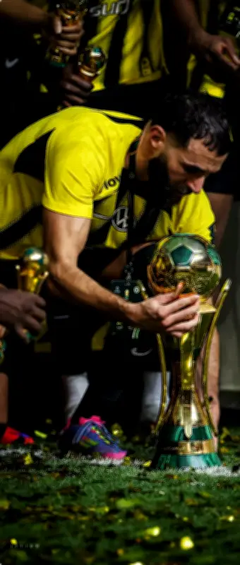 بنزيما يخوض نهائي كأس الملك بقميص الهلال بعد تتويجه مع الاتحاد