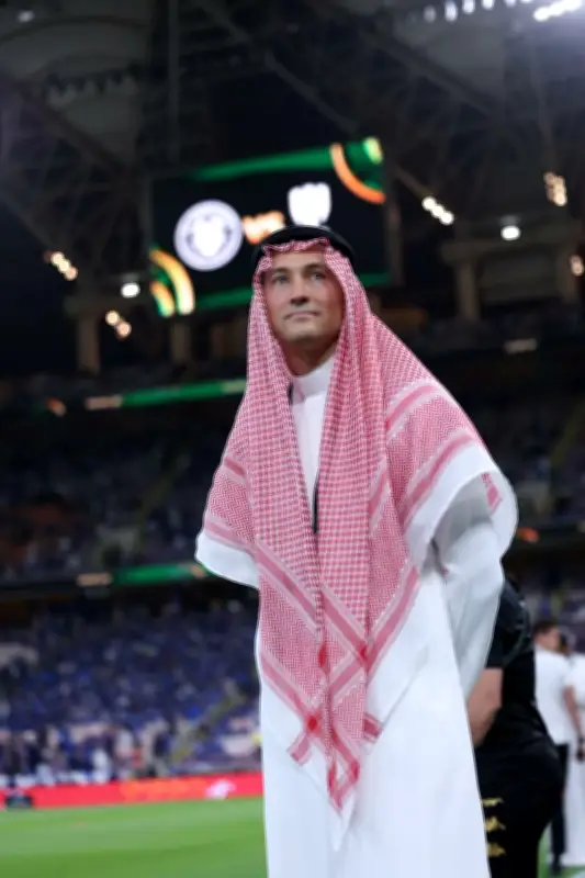 بن هاربورغ يخطف الأضواء بالزي السعودي قبل نهائي الكأس