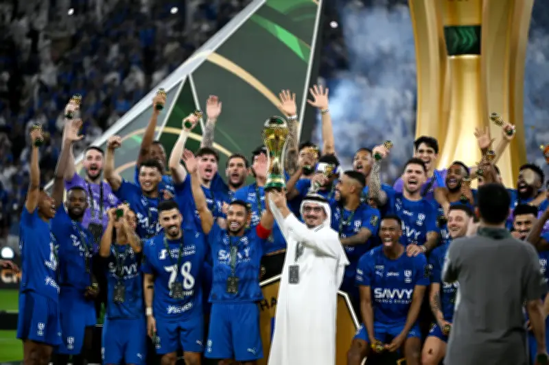 الهلال يتوج بكأس الملك بعد فوزه على الخلود بهدفين مقابل هدف