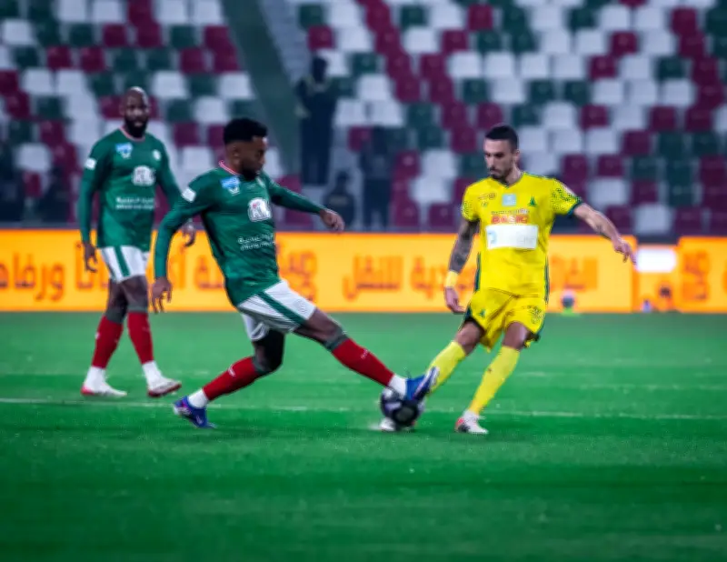 قمة مشتعلة بين الخليج والاتفاق في دوري روشن السعودي