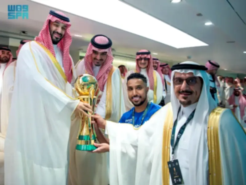 ولي العهد يتوج الهلال بكأس الملك بعد الفوز على الخلود