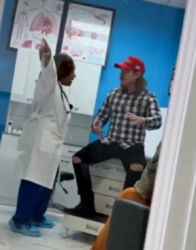 طبيبة ترفض علاج مريض بسبب قبعة حمراء.. جدل أخلاقي في أمريكا