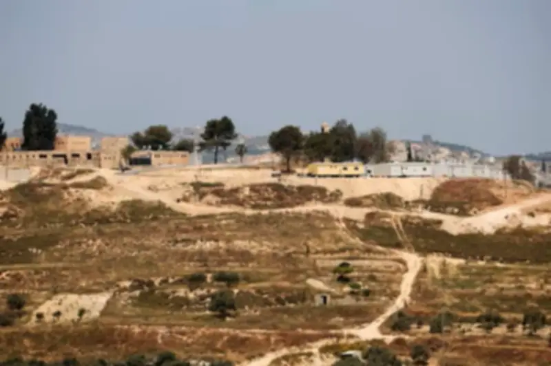 مستوطنون إسرائيليون يجبرون عائلة فلسطينية على نبش قبر والدهم في الضفة