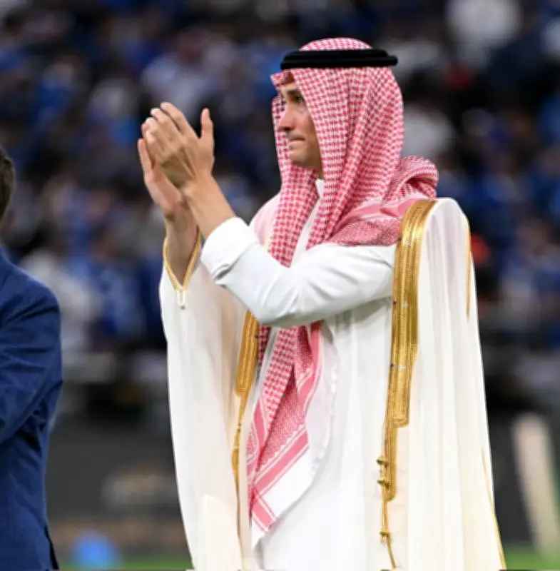 من الاستثمار إلى الانتماء.. حكاية الأمريكي بن هاربوغ والبشت السعودي في ليلة التتويج