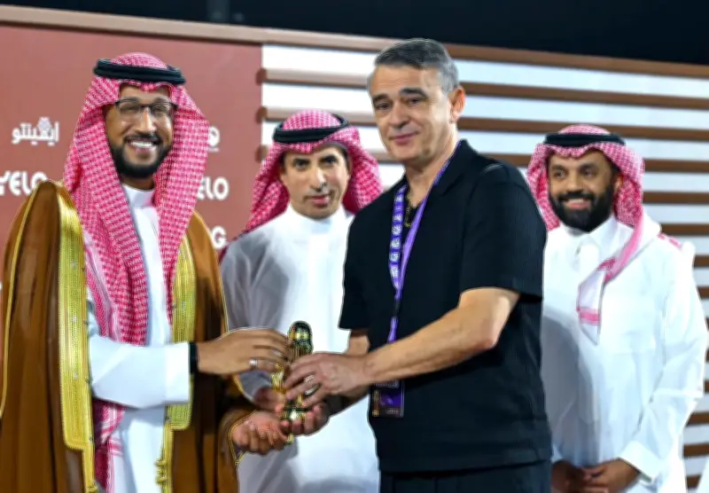 نائب أمير عسير يتوج أبها بكأس دوري يلو للمحترفين