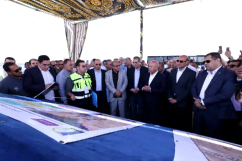 انفعال وزير النقل المصري على مهندس يثير جدلاً واسعاً