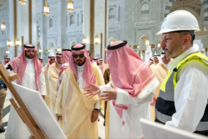 نائب أمير مكة يتفقد مركز النوارية ويزور المسجد الحرام