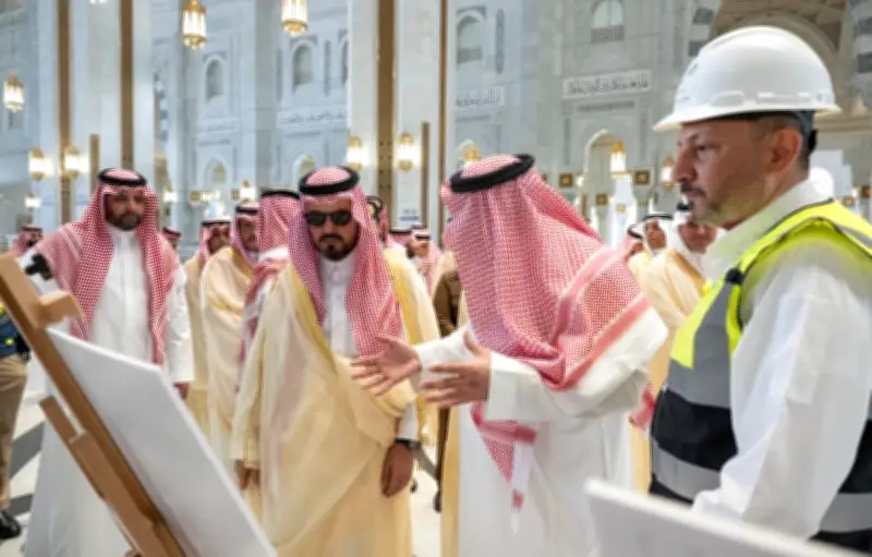 نائب أمير مكة يتفقد مركز استقبال الحجاج ويطّلع على جاهزية المسجد الحرام