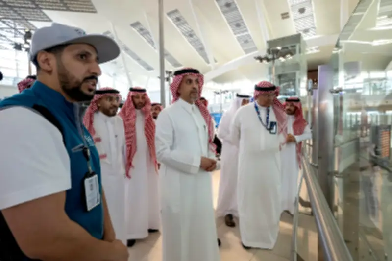 محافظ هيئة الاتصالات يتفقد جاهزية البنية الرقمية في مطار الملك عبدالعزيز
