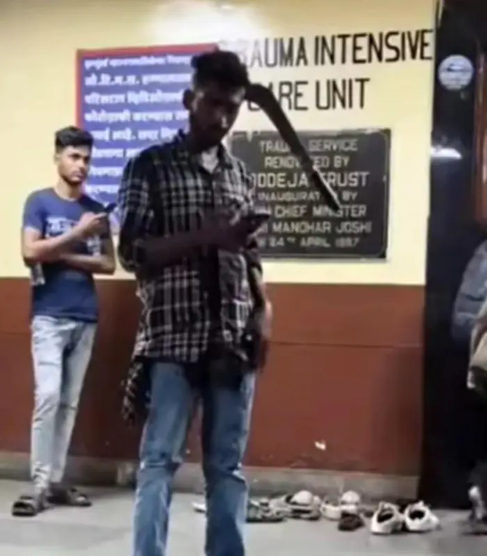شاب هندي ينجو من الموت بعد غرس ساطور في رأسه في مومباي