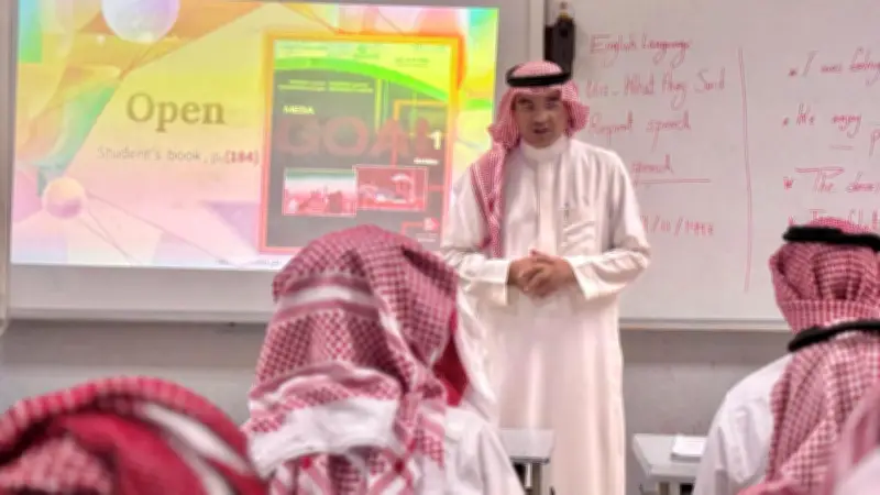 مدير تعليم الطائف يشارك طلاب ثانوية الحديبية يومهم الدراسي ويتفقد مشاريع التخرج