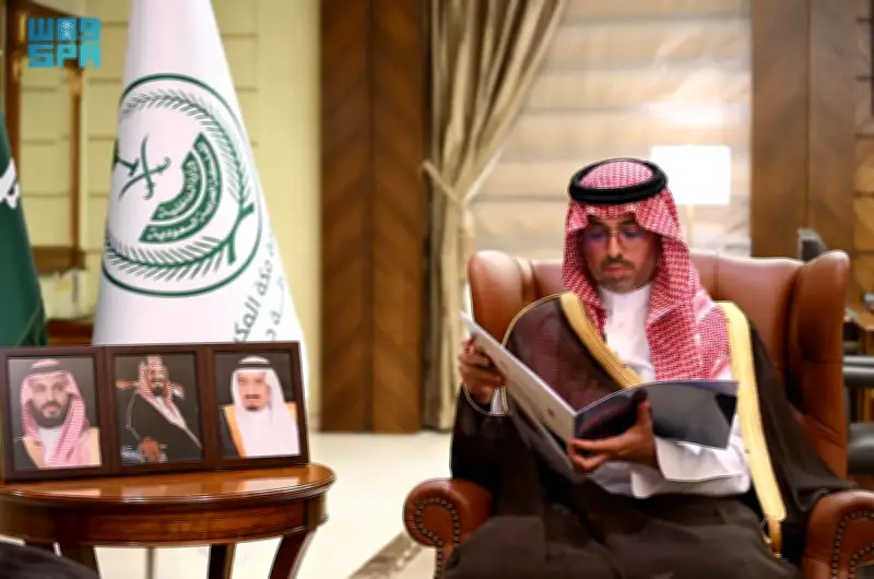 محافظ جدة يطلع على خطة الهلال الأحمر لخدمة ضيوف الرحمن