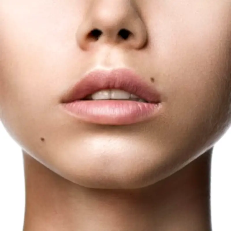 تاتو حبة الخال: صيحة جمالية تعود بقوة في عالم التجميل