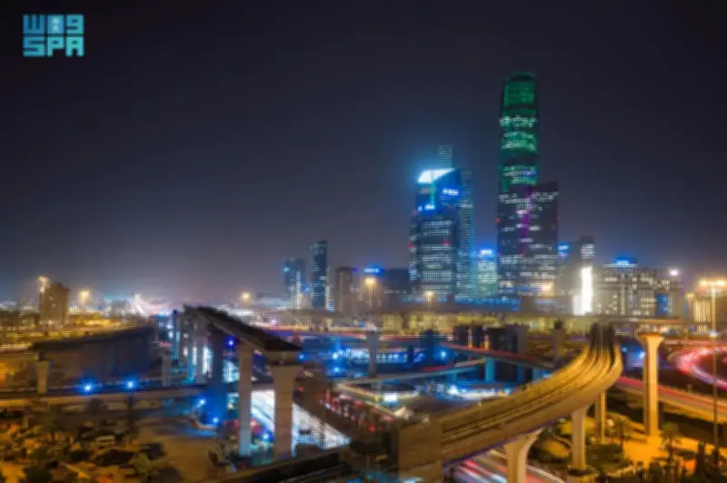 أعمال تركيب جسور رئيسية في مشروع تطوير شبكة الطرق المحيطة بمركز الملك عبد الله المالي بالرياض