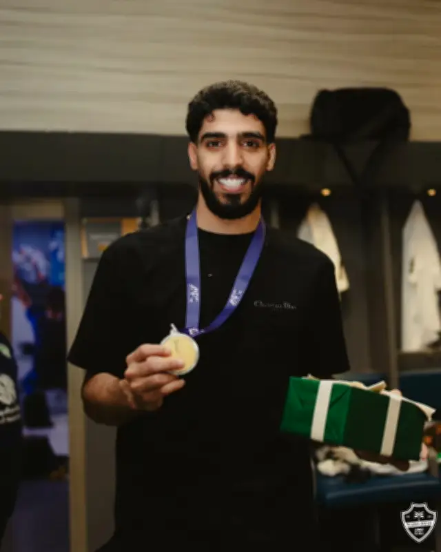 الأهلي يكرم فهد الرشيدي بميدالية آسيا وساعة تذكارية من زملائه