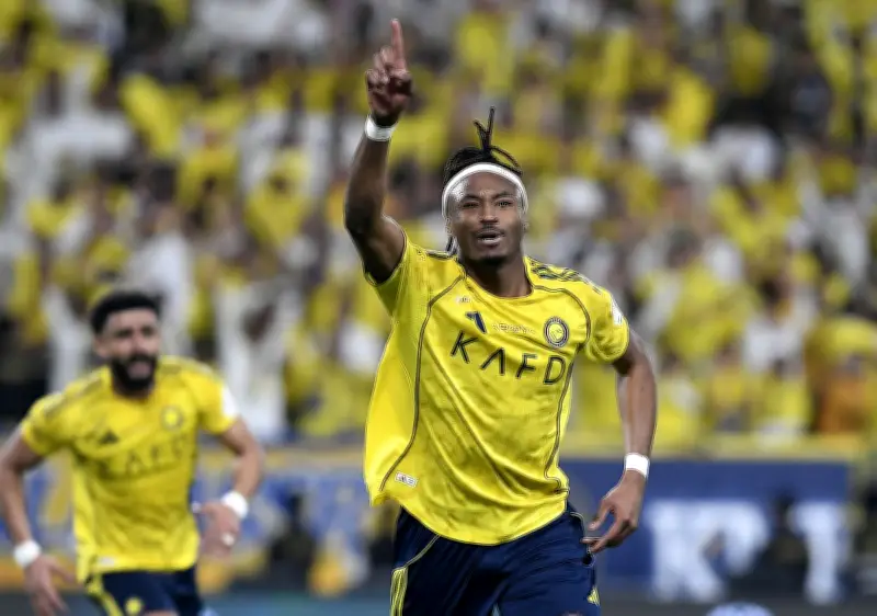 سيماكان يقود النصر للتقدم على الهلال في ديربي الرياض