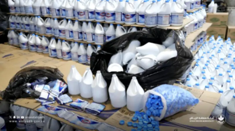 ضبط مستودع مخالف لتصنيع مواد التنظيف بالرياض يحوي معدات وعبوات مزورة