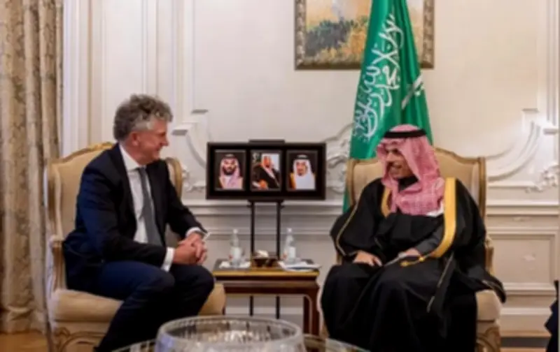 لقاء الأمير فيصل بن فرحان مع مستشار الأمن الوطني البريطاني في لندن