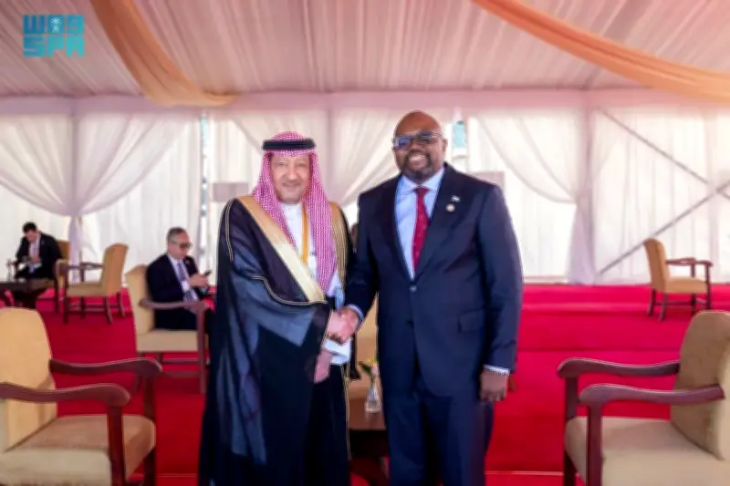 الخريجي يلتقي وزير خارجية بوتسوانا على هامش تنصيب رئيس أوغندا