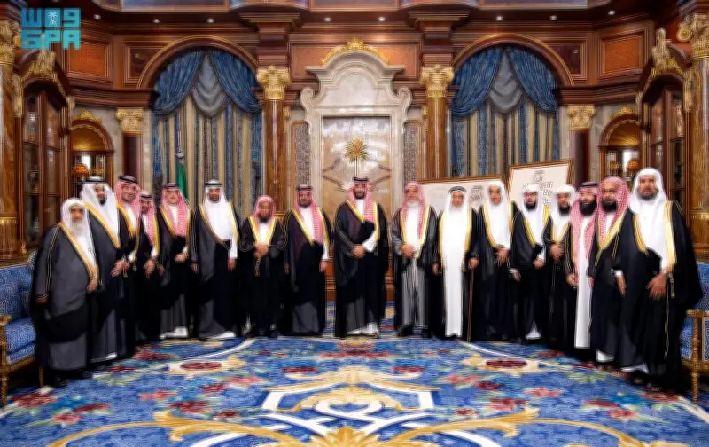 ولي العهد يتسلم تكريم الملك سلمان لدعمه جمعيات تحفيظ القرآن