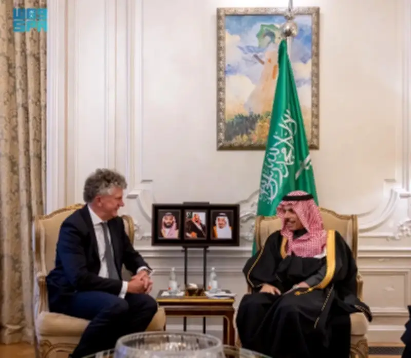 لقاء وزير الخارجية السعودي مع مستشار الأمن البريطاني في لندن