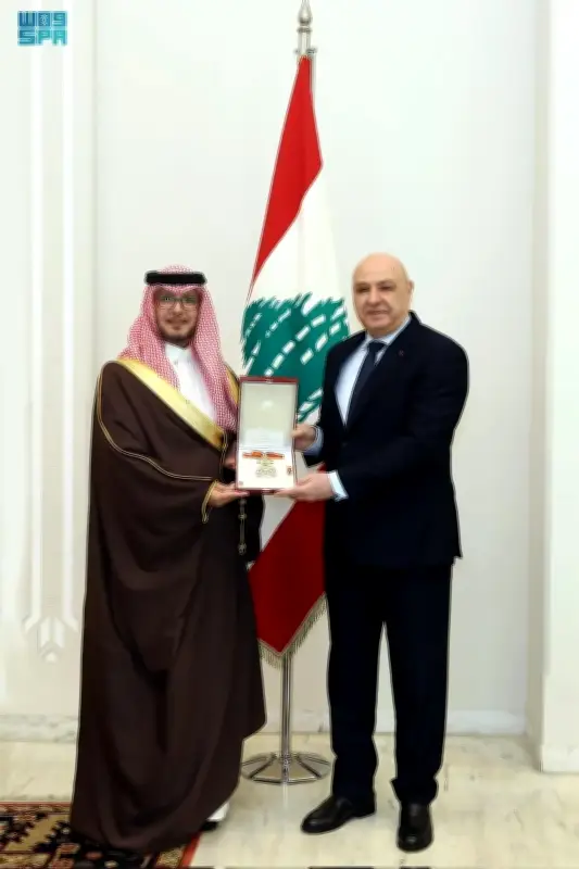 الرئيس اللبناني يكرّم السفير السعودي بخاري بوسام الأرز